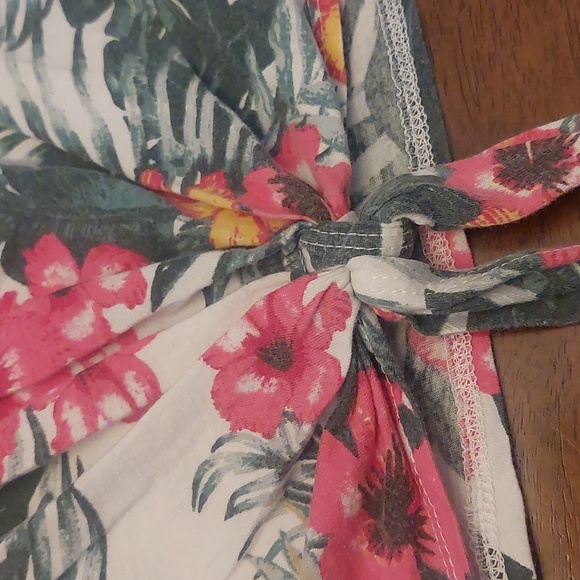 Guess Tie-Front Hawaiian T-Shirt - Picture 2 of 9